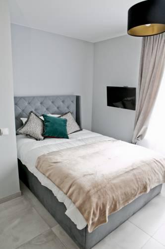 Elegant City Center Apartment 7B