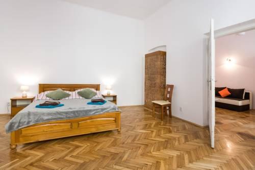 Quiet Old Town Apartment