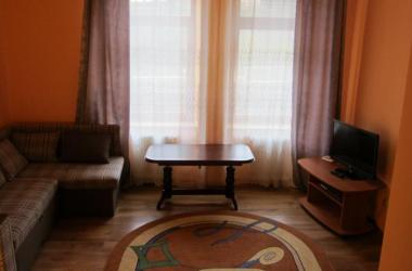 Three bedroom aparts on Uzhgorodska