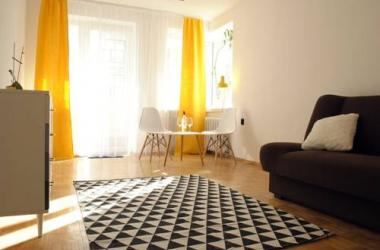 Yellow Apartment oposite ZOO (5 minutes walk to the Old Town)